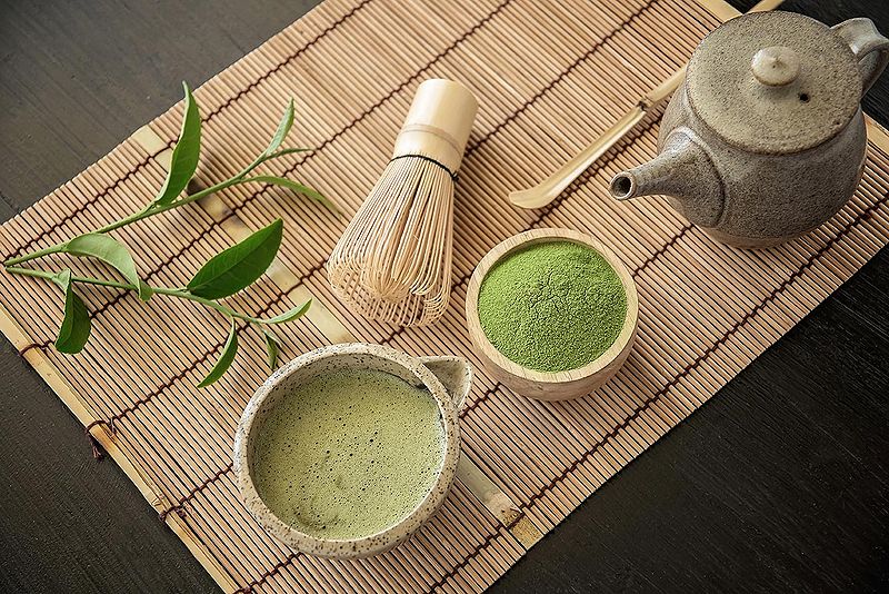 Plik:Parzenie-herbaty-matcha.jpg